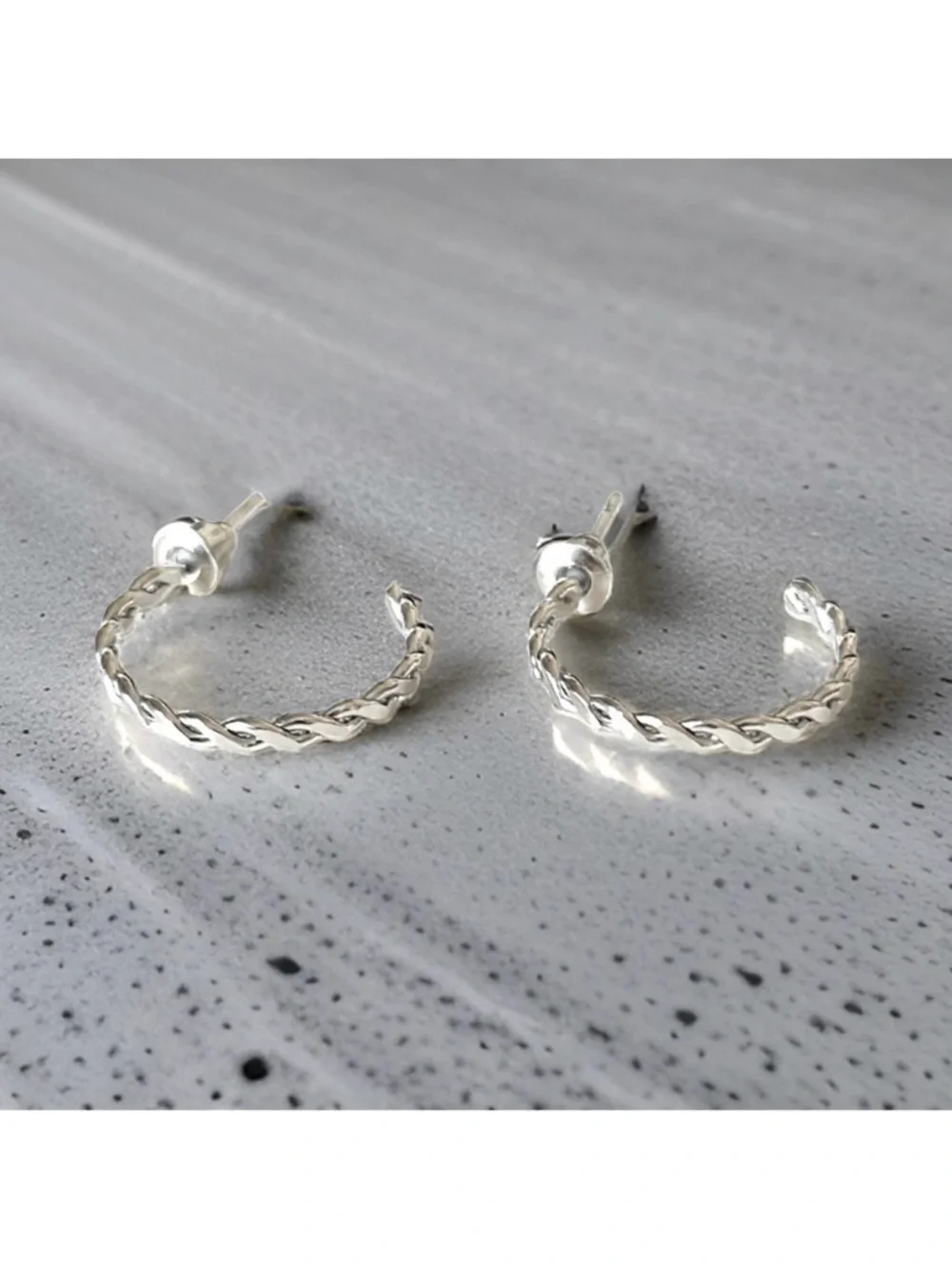 🔴 5 for $10 ONE PAIR Silver Tone Round Shaped Stud Earrings - Picture 1 of 3